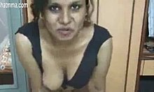 زوجة الأب الهندية ومعلمة الجنس الديسي تصبحان متوحشين في هذا الفيديو