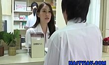 Una chica japonesa tiene sexo con su coño apretado en el hospital