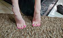 J'admire mes pieds nus en gros plan lors d'une session chaude avec ma copine
