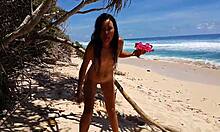 女友在海滩上脱光衣服玩肛塞的自制视频