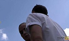 Una bambolina del cazzo viene leccata e scopata nella sua figa in un video POV ceco