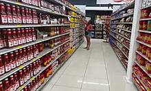 Brunetka dominikánská přítelkyně je vyzvednuta v supermarketu