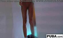 令人惊叹的棕发美女Kendra Cole在自制视频中享受感性的淋浴