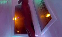 Кендра Коул, зашеметяваща кафява коса, се наслаждава на чувствен душ в домашно видео
