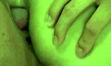 Una giovane ragazza europea riceve sesso anale duro da un uomo più anziano in un video fatto in casa