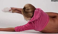 Zinka Korzinkinas gymnastiek vaardigheden te zien in naakt workout video