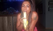 Desi dievča cvičí svoje ústne schopnosti na banáne a predvádza svoje malé prsia