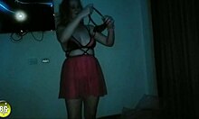 Perjalanan intim remaja Australia Tylers dengan lingerie dan faraj