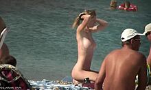 金发美女在海滩上裸体走动
