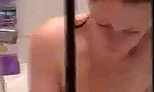 Црвенокоса лепотица се тушира и изгледа запањујуће (искрена КСКСКС)