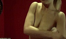 Blonde amateur laat haar hete naakte lichaam zien in een HD-video