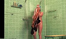 Delgada amateur muestra su cuerpo desnudo y mojado en las duchas (HD voyeur)