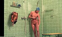 Una magra amatoriale mostra il suo corpo nudo e bagnato sotto la doccia (voyeur in HD)