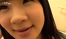 Japansk jente er sjenert med en fremmed, og gleder seg til det fulle