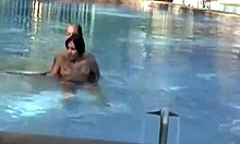 Amatör çift, sıcak bir günde havuzun tadını çıkarıyor