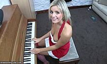 Opálená blondínka hrá na klavíri a vyzerá sexy