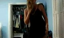 Heerlijke ex-vriendin houdt ervan om naakt in haar kamer te poseren