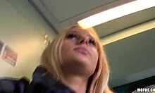 Buitenvideo van een blonde bimbo die haar enorme borsten laat zien