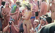 Exhibitionistiska flickvänner står nakna i sin kroppsfärg