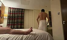 Amatør homofilt par nyter sex på hotellrommet