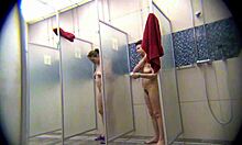 Dusjende damer viser frem kroppen sin i dusjen