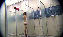 Duschende Küken zeigen ihre Körper unter der Dusche