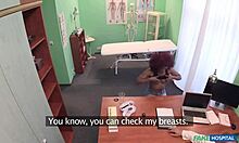 Kémkamerás szex egy szexi ébenfa pácienssel, Jasmine Webb-vel
