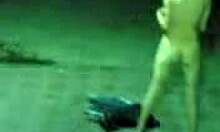 Madura rusa borracha desnuda en el estacionamiento