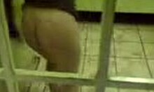 Opilá kočka masturbuje a kouří ve vězení