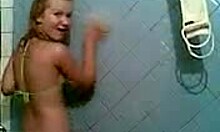 Прекрасната аматьорска тийнейджърка се къпе горещо