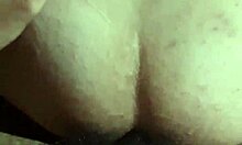 Homofil mann deler sin anale opplevelse med en okse i hjemmelaget video