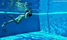 Ryska och spanska tonåringar blir våta och vilda i en pool
