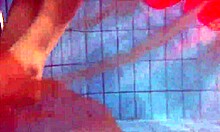 Nastya se dezbracă și își arată silueta goală atrăgătoare în piscină