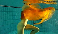 Nastya, çekici çıplak figürünü yüzme havuzunda sergiliyor