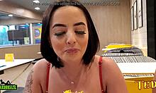 Tatuażowany anioł Duda Pimentinha i inne nowe dziewczyny przygotowują się do seksu w sklepie McDonald's