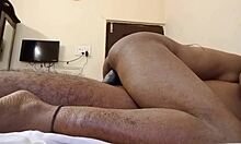 Una bionda con grandi seni si diverte a fare sesso in un hotel