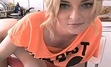 Mladá blond amatérka masturbuje a šuká se na webové kameře