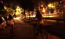 Amatör genç bir genç şehrin sokaklarında çıplak bisiklete biniyor - Dollscult