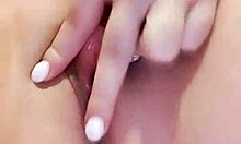 족한 여자애가 친밀한 솔로 비디오에서 스스로 손가락으로 오르가즘에 도달합니다
