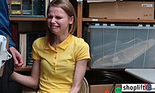 Ruska najstnica z majhnimi joški ujeta na skrito kamero