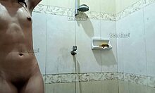 Filippinsk amatörtjej tar en dusch