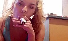 18-ročný amatér fajčí 6 Marlboro červených cigariet na verejnosti