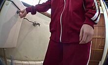 Remaja Asia kecil mendapat pantatnya ditembus di kamera toilet