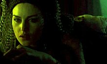 Büyük göğüslü Monica Bellucci, 1992'deki Dracula'nın sıcak bir sahnesinde