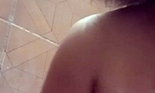 Video porno buatan sendiri seorang wanita Filipina yang terangsang sedang berhubungan seks di kamar mandi