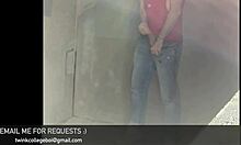 Capturé par la caméra: les étudiants gays se masturbent pour la première fois en public dans un parking