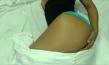 Amatorka z Azji uprawia masturbację ze swoim zwolennikiem