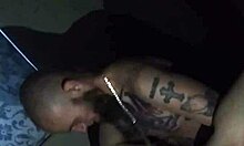 A tetovált feleség alávetkezik a férjének egy forró videóban