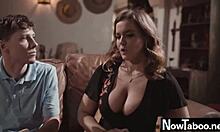 Natasha Nice, o brunetă bine dotată, este sedusă de tânărul ei vecin într-un film porno tabu pe nowtaboo net