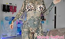 Melody Radford, uma estrela pornô australiana com seios grandes e bunda grande, ostenta uma saia